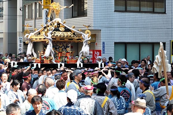 入船二町会の受け渡し直前の必死の担ぎ手達。'13.05.04.