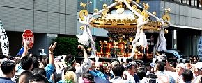前進促す入船二町会の神輿指揮者。'13.05.04.