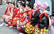 華やかな稚児たち。'13.04.14.