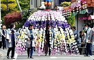 神輿の後追う囃子花傘。'13.04.14.