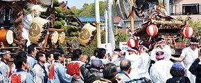 階段下から青年部の渡御。'13.04.14.