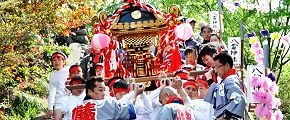 急階段を子供神輿の宮出し。'13.04.14.