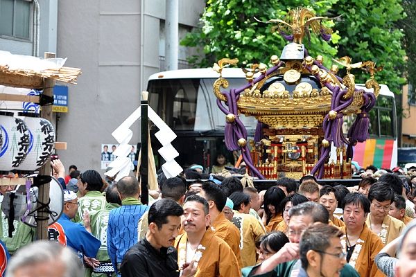 車輛並走の宮出し道中。'13.06.02.