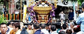 拝殿前からの担ぎ出し。'13.06.02.