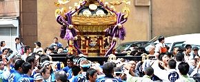 大きく振れだす宮神輿。'13.06.02.