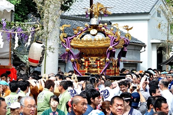 参道鳥居から神社前道路への宮出し。'13.06.02.