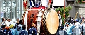 御太鼓が神幸祭隊列を先導する。'13.06.02.