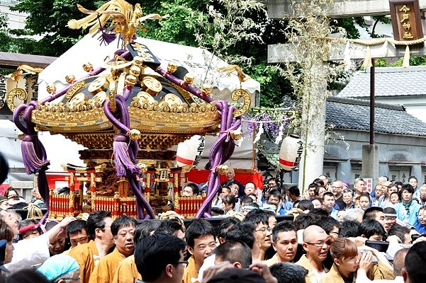 鳥居前から50分の宮出し道中。'13.06.02.
