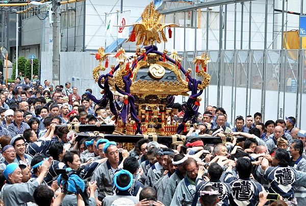華麗な宮神輿が蔵前2丁目渡御。'13.06.02.