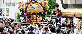 納まるまで待つ神輿指揮者。'13.06.02.