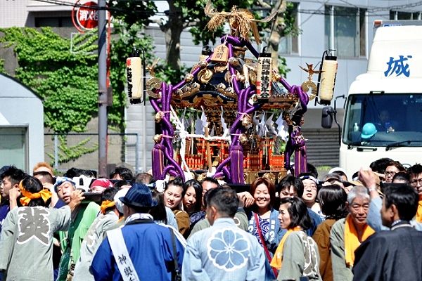 環七通りを宮神輿が大型車両と並走。'13.06.02.