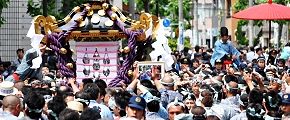 浅草消防暑を南下する寿三東。'13.05.19.