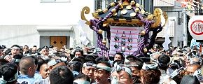 担ぎ手達激しく入れ換わる寿三東。'13.05.19.