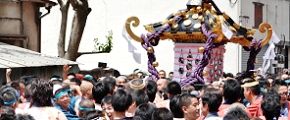 狭い路地中でも神輿揉み。'13.05.19.