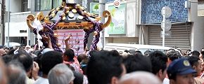 右や左へと路地に入り込む。13.05.19.