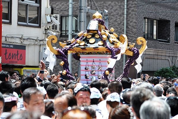 神輿揉み繰り返す西浅三北町会。'13.05.19.