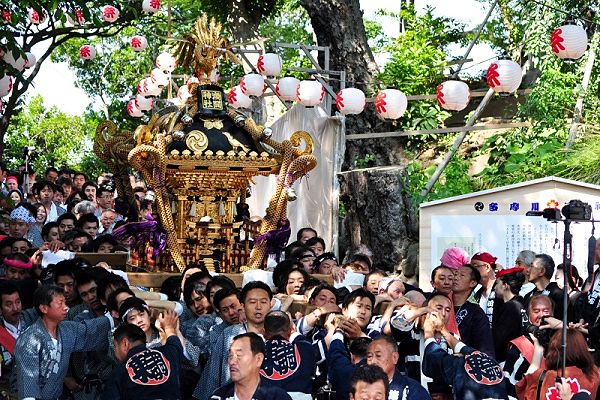 多くの担ぎ手達と参道入り口に出る。'13.06.09.
