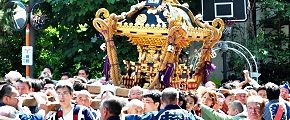 閑静な三丁目住宅街を渡御。'13.06.09.