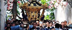 晴天なのに奉納者名を覆うシート。'13.06.09.