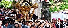 宮出しは急な参道を降りる。'13.06.09.