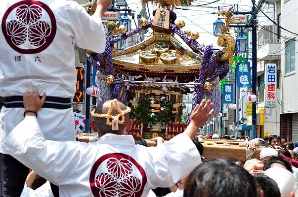 注連縄捻じり鉢巻の指揮者。'13.06.09.