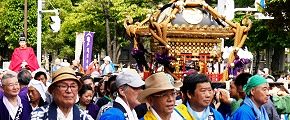 神社横の公園前を渡御。'13.07.28.