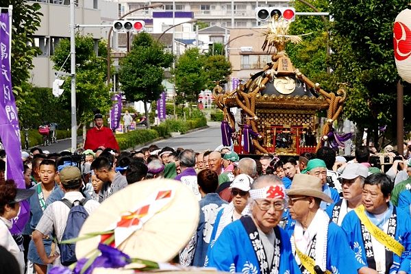 神社通りを渡御して来る。'13.07.28.