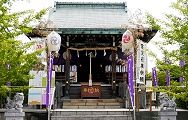 旧社殿が富士塚の上に鎮座していた名残です。'13.07.28.