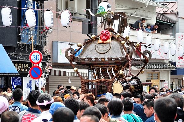 北馬場参道を威勢よく渡御する中神輿。'13.06.09.