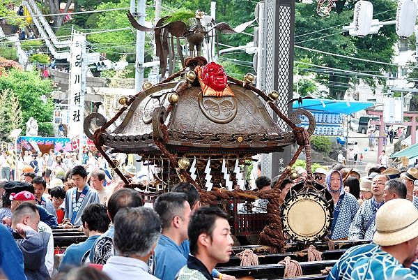 新馬場参道からの出御の待機。'13.06.09.