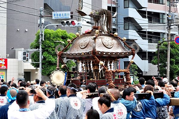 東海道北品川交差点を威風堂々と渡御。'13.06.09.
