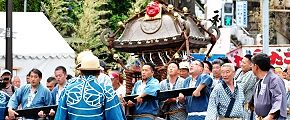 中神輿を鳥居下から新馬場へ。'13.06.09.