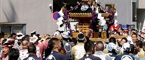 強い日差しの猛暑のなかの渡御。'13.07.07.