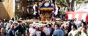 狭い境内での神輿揉み。'13.07.07.