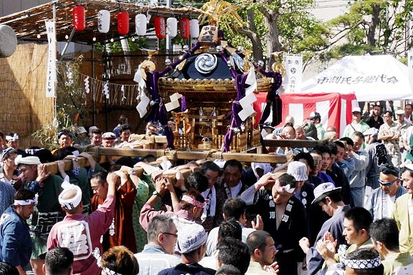 宮出しだと気合の神輿揉み。'13.07.07.