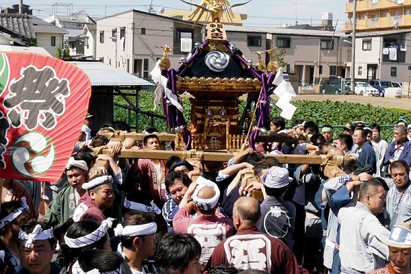 気合入れて鳥居から境内に真直ぐ前進だ。'13.07.07.