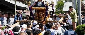 渡御再開のため鳥居から出る。'13.07.07.
