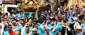 神社通りを万灯を従え渡御。'13.08.04.