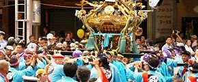 甲州街道に担がれてきた宮神輿。'13.08.04.