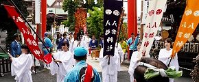 鳥居から五色の社旗。'13.08.04.