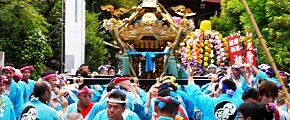 参道から宮神輿の宮出し。'13.08.04.