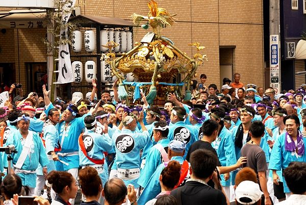 横山辻に来たぞと熱気の担ぎ手たち。'13.08.04.