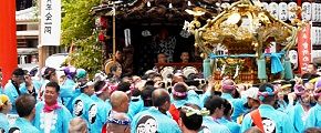 お囃子に迎えられ鳥居前へ。'13.08.04.