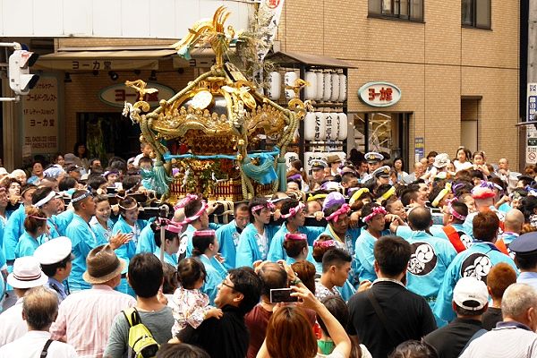 激しい神輿揉み繰り返し甲州街道を渡御。'13.08.04.
