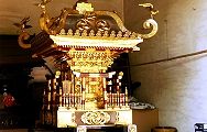 神輿庫の八幡神社大神輿。'13.08.18.