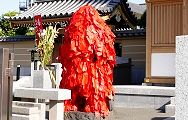 真っ赤な紙に覆われた仁王。'13.08.18.