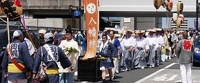駅前高架橋の祭礼隊。'13.08.18.