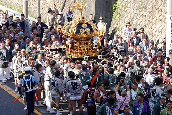 引渡しへ田端駅前通りを登ってくる。'13.08.18.