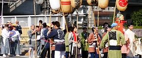 高架橋の祭礼隊列。'13.08.18.