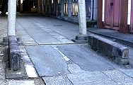 谷田川の石橋の欄干。'13.08.18.